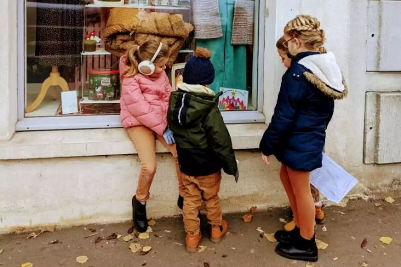 Pour Noël à Meulan-en-Yvelines, les crèches font leur retour dans les vitrines