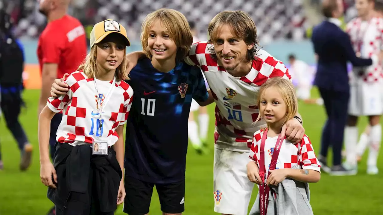 Kroasia Juara 3 Piala Dunia 2022, Luka Modric Ajak 3 Anaknya Main di Lapangan