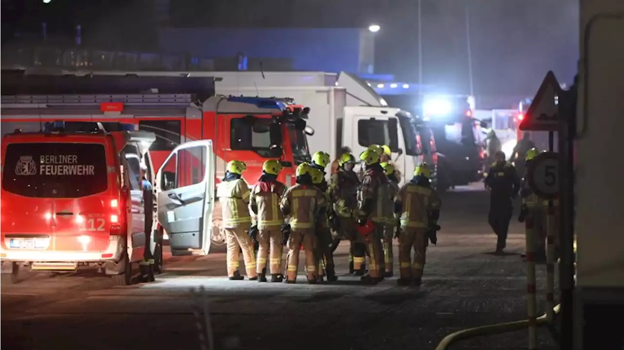 Berlin-Neukölln: Brand in Fabrikhalle in Britz