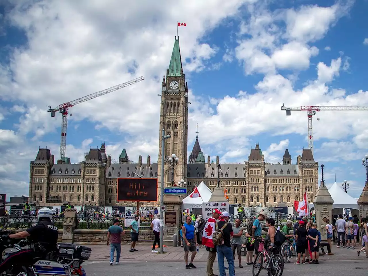 Ottawa mayor open to giving up jurisdiction over street in front of Parliament Hill