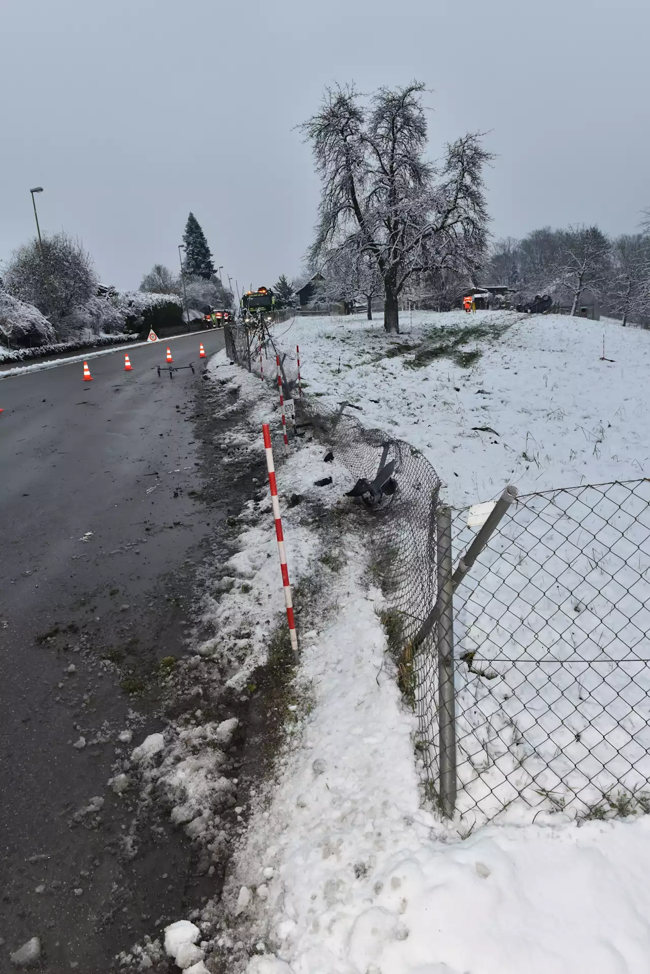 Hombrechtikon ZH: Auto schleudert rund 70 Meter weit von der Strasse