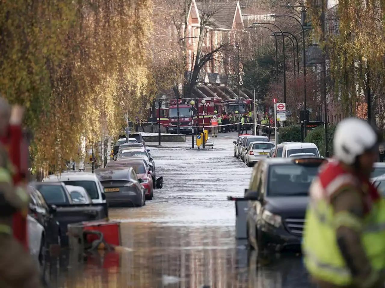 Thousands without water and 100 properties flooded after mains burst in London