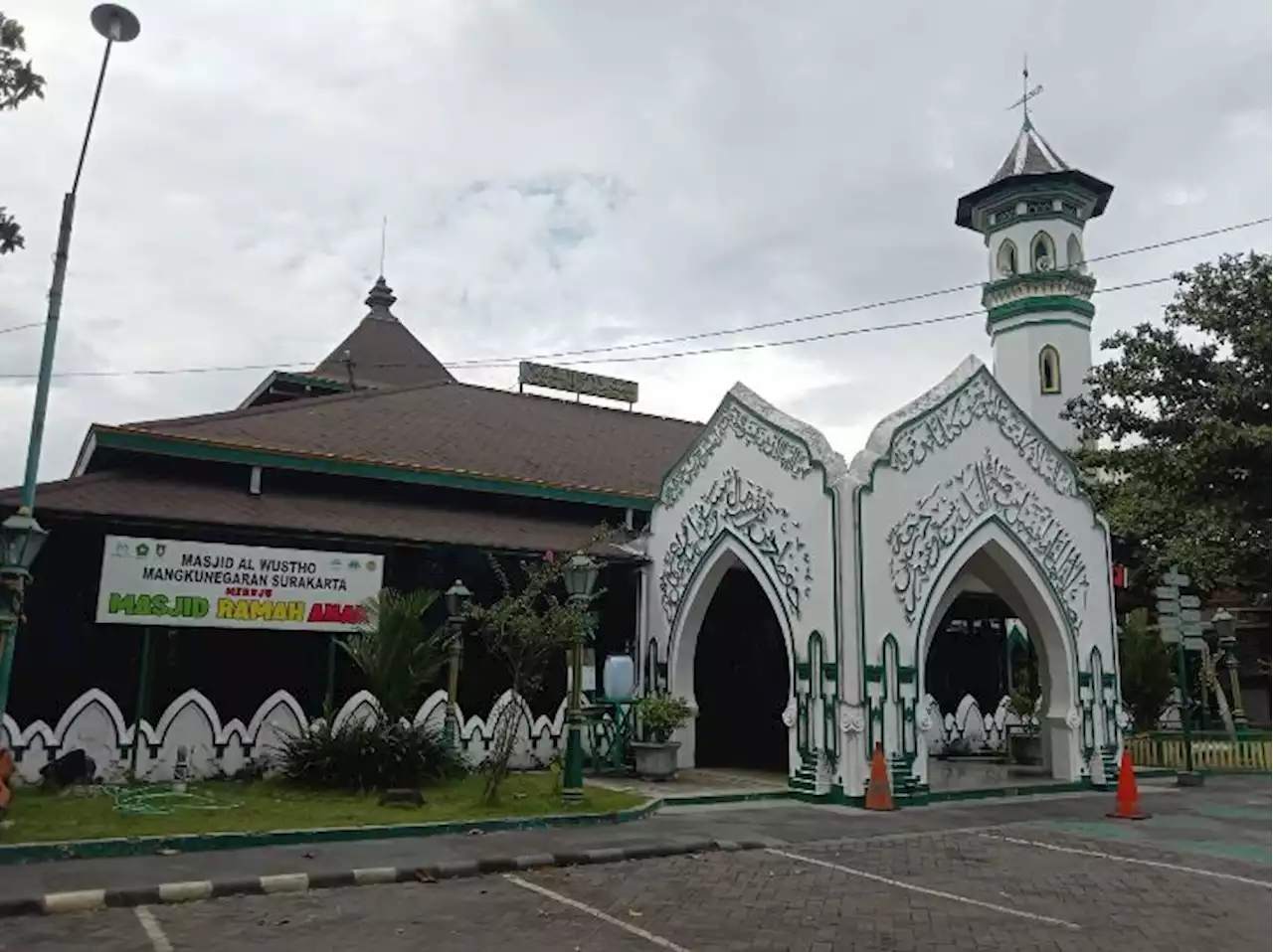 Menengok Masjid Al Wustho, Masjid Para Musafir di Kawasan Mangkunegaran Solo