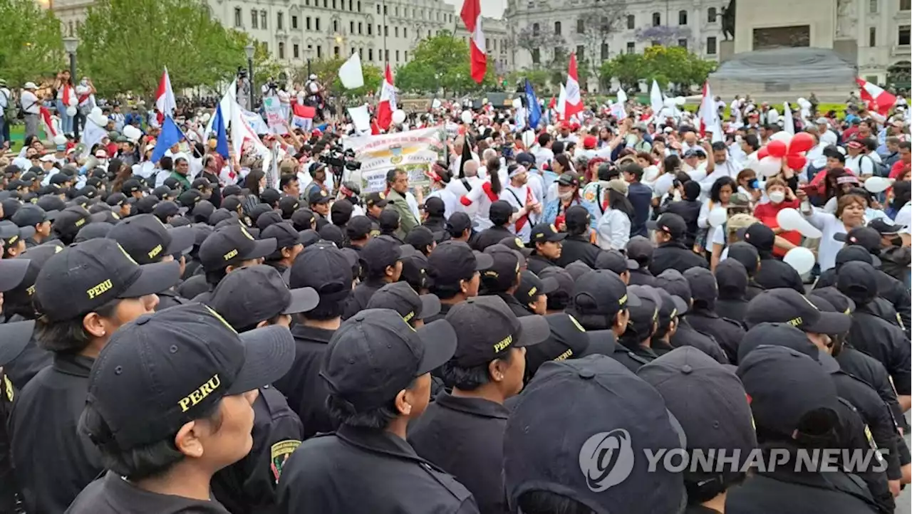 [르포] 혼돈의 페루…도심 광장 '장갑차' 너머 시위 물결 | 연합뉴스