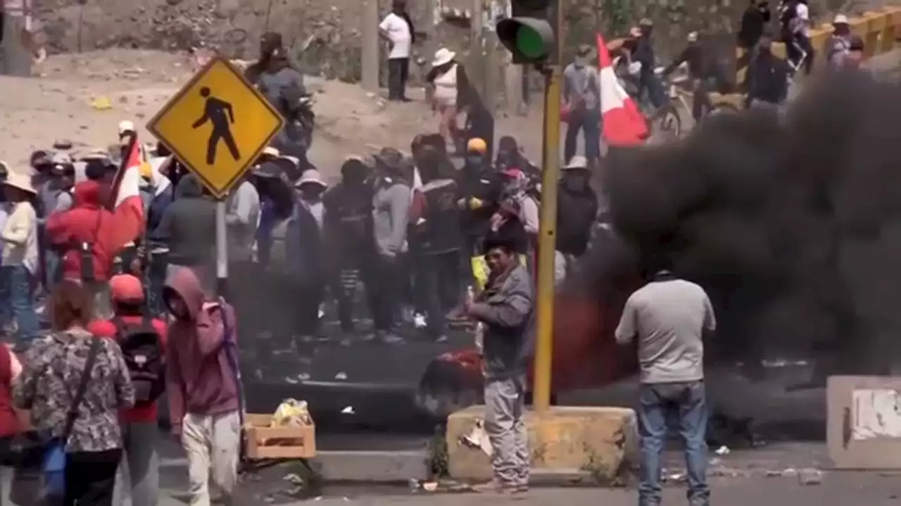 Peru protests: Hundreds of tourists stranded after government declares states of emergency