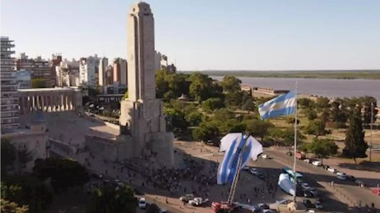 Rosario: un enfervorizado banderazo en el Monumento a la Bandera