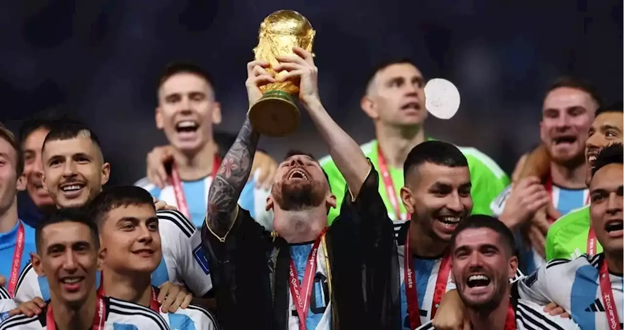 ميسي يرفع كأس العالم مرتديا “البشت” الخليجي