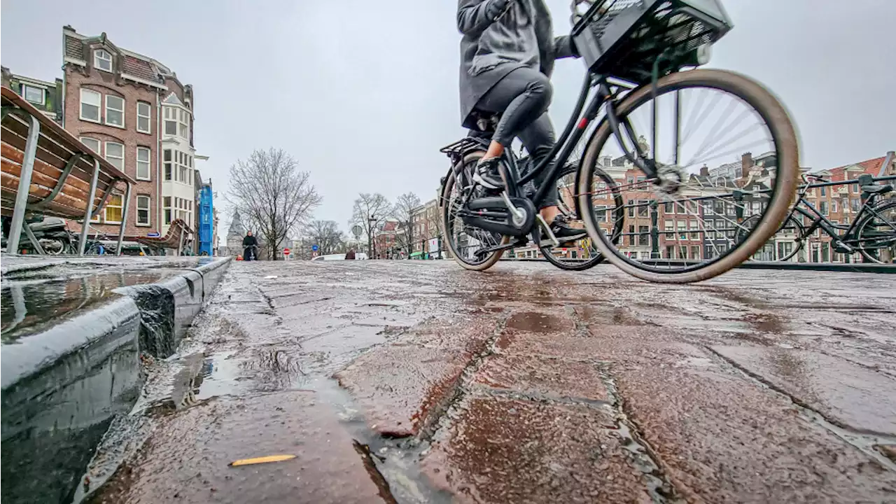 Spekgladde wegen en straten op komst: KNMI kondigt code oranje af