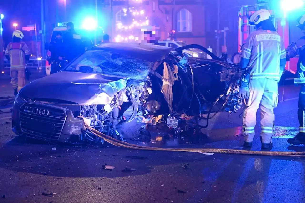 Unfall in Lichtenberg: Audifahrer knallt gegen Ampel und lässt Verletzte zurück