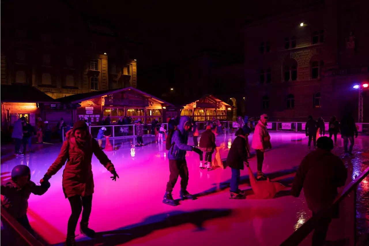 Eisbahn auf dem Bundesplatz – Auch ohne echtes Eis macht Schlittschuhlaufen Spass