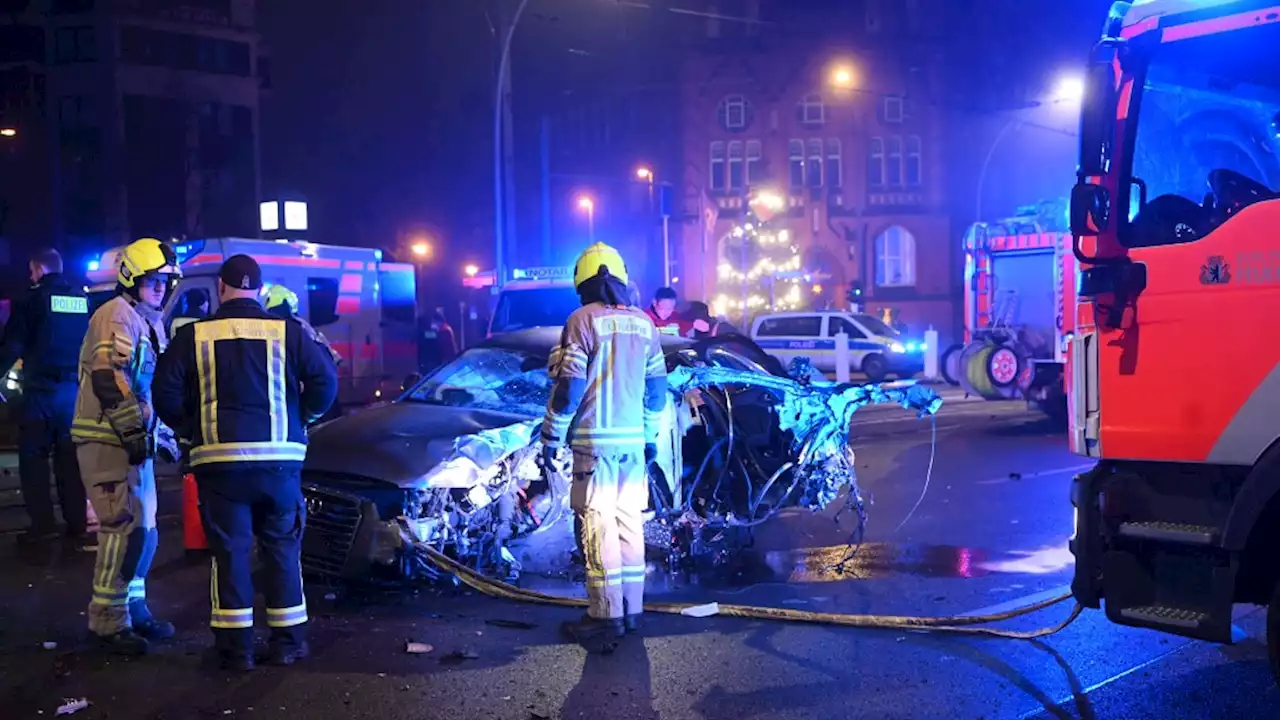 Audi-Fahrer rast gegen Ampel, flieht und lässt Beifahrerin verletzt zurück