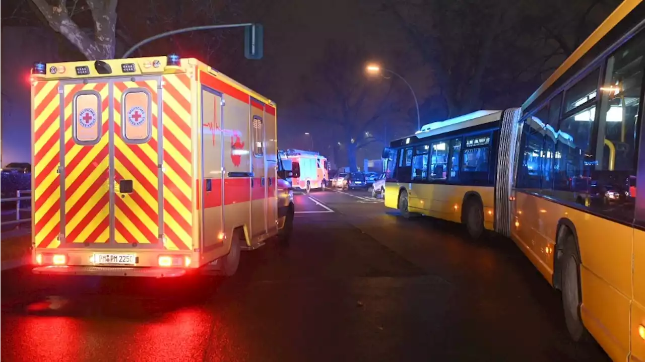 Motorradfahrer und Sozius in Mariendorf verunglückt