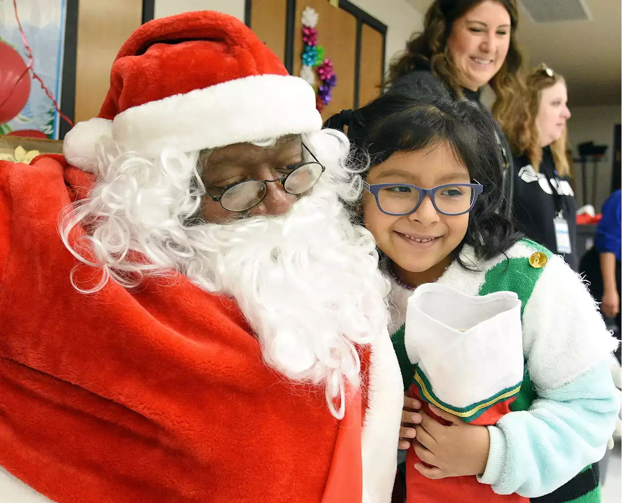 Good News Sunday: Students at Elgin's Washington Elementary get surprise holiday party, gifts, visit from Santa