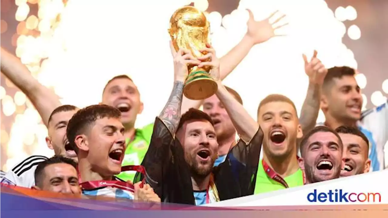 Senyum Semringah Messi Saat Angkat Trofi Piala Dunia 2022