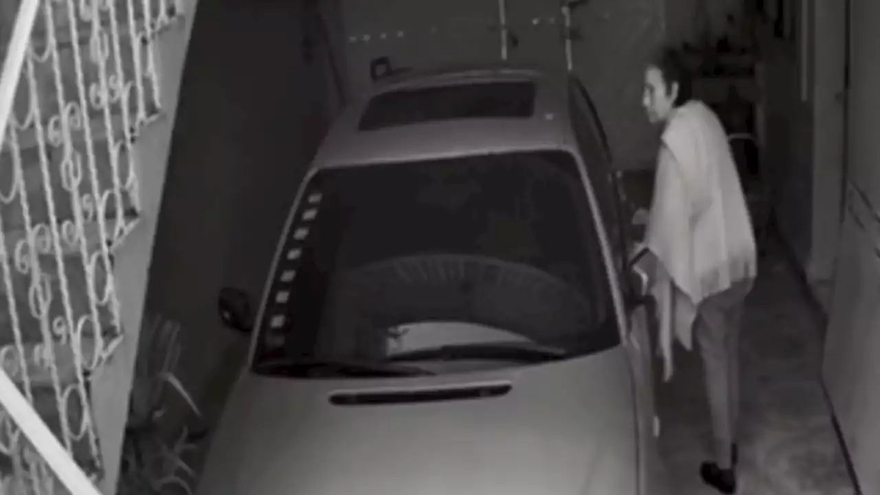 VIDEO: captan a una abuelita rayando el auto de su nieto con unas tijeras