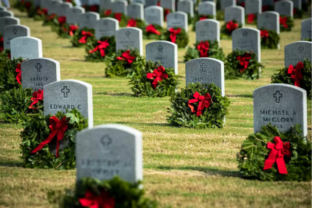 Photos: Volunteers lay thousands of holiday wreaths on graves at Houston National Cemetery