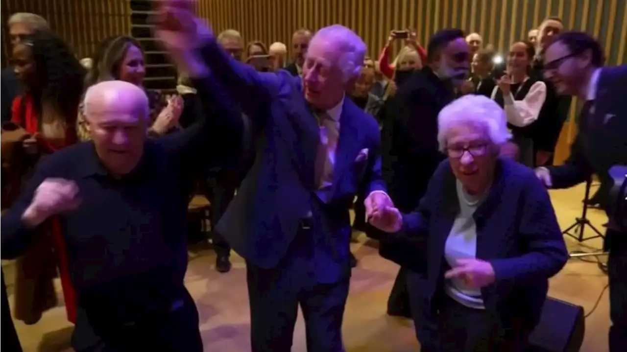 El sorprendente baile que se marcó Carlos III de Inglaterra con una hermanastra de Ana Frank: 'Fue muy dulce'