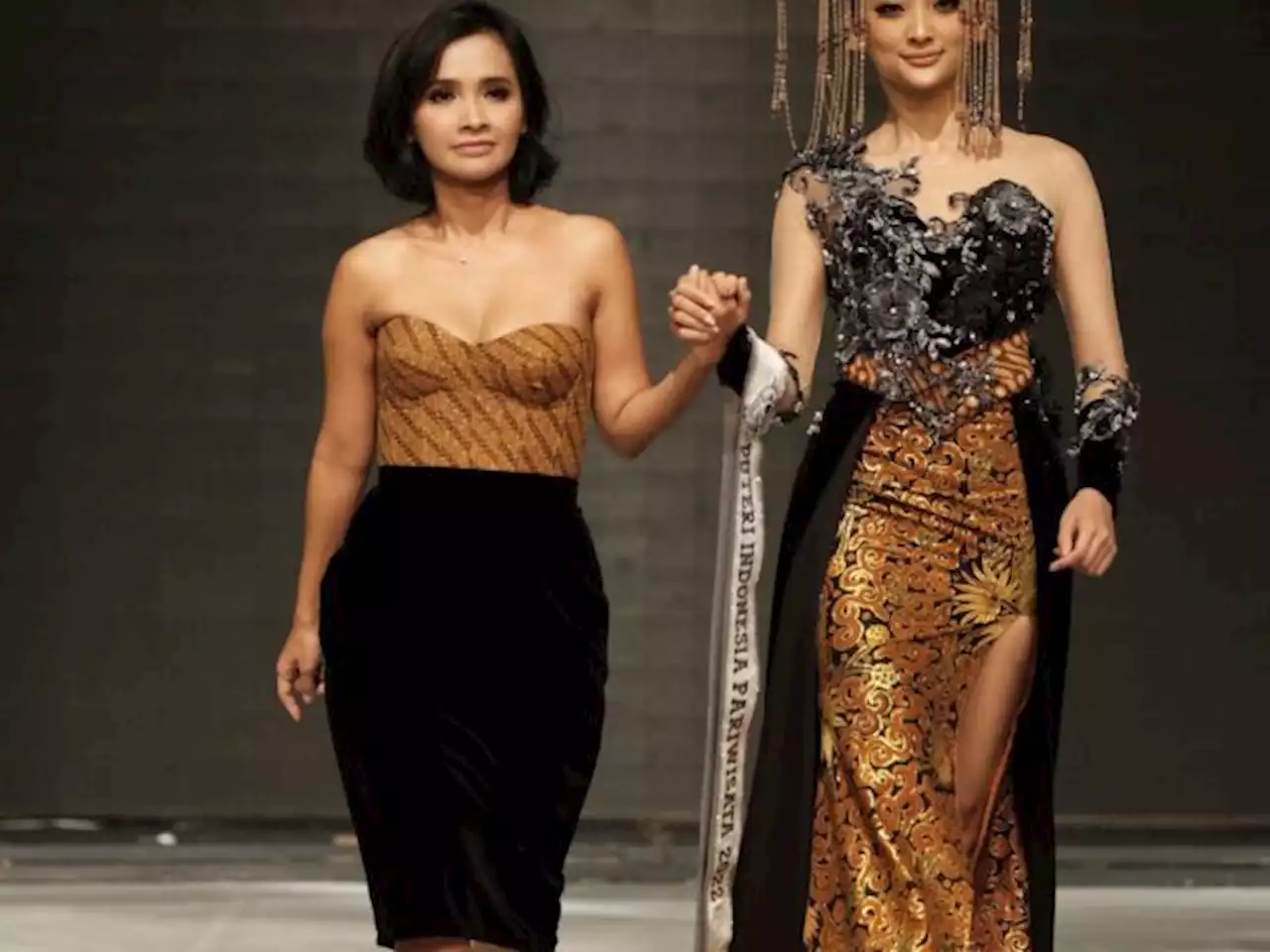 Asti Admodjo Konsisten Angkat Batik di Panggung Fashion Global