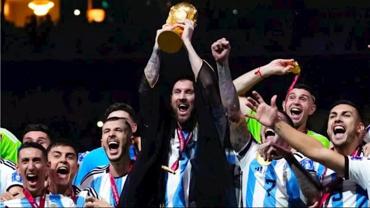 Momen Lionel Messi Cium dan Angkat Trofi Piala Dunia 2022