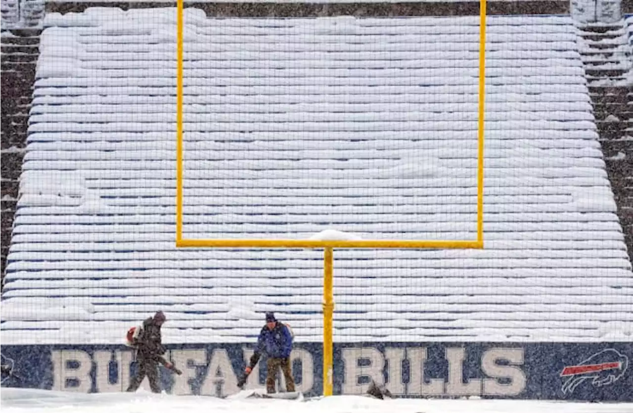 Snow pummels parts of Northeast; thousands without power