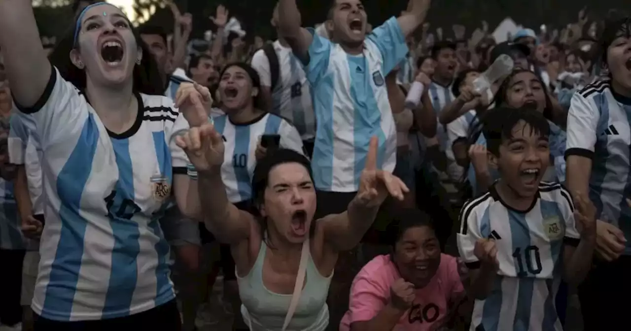 [Video] Al ritmo de sus típicos cantos, miles de argentinos llenaron todas las calles del país