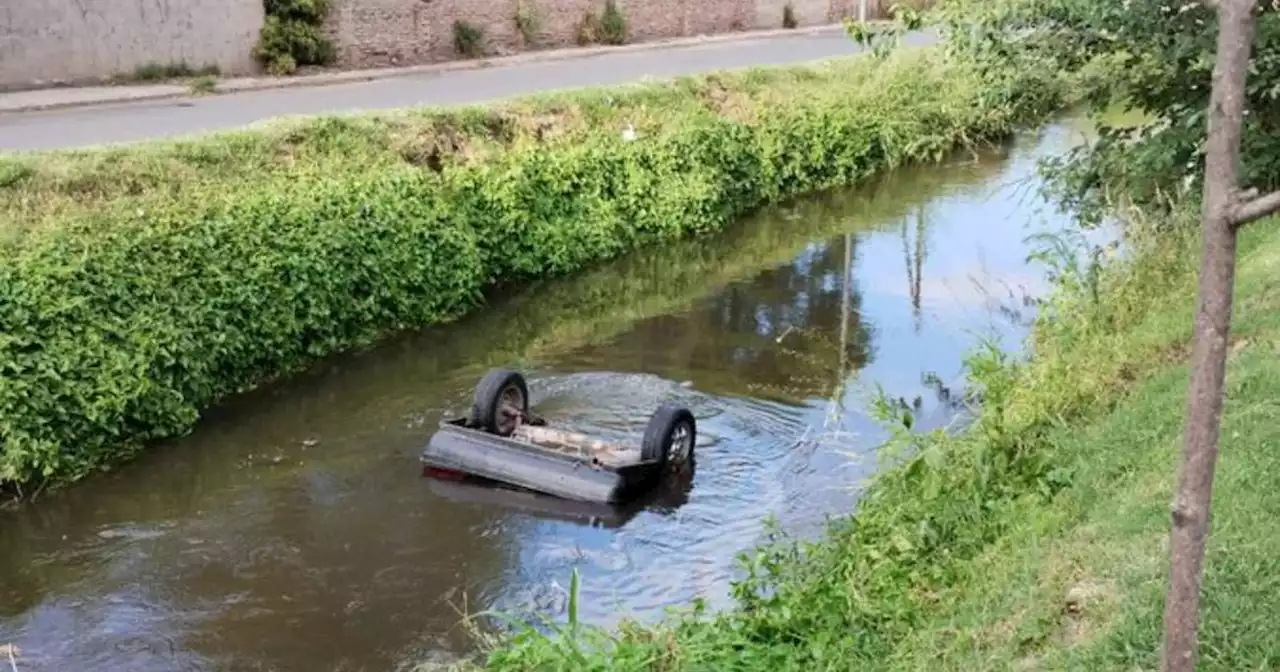 Perdió el control del auto y terminó hundido en el canal Maestro Norte | Sucesos | La Voz del Interior