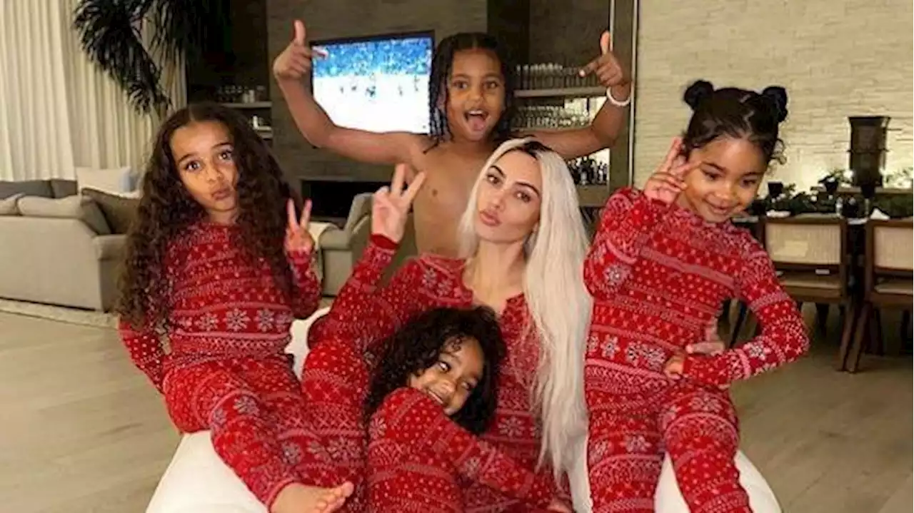 En pyjamas rouge assortis, Kim Kardashian, ses enfants et ses nièces se préparent à fêter Noël