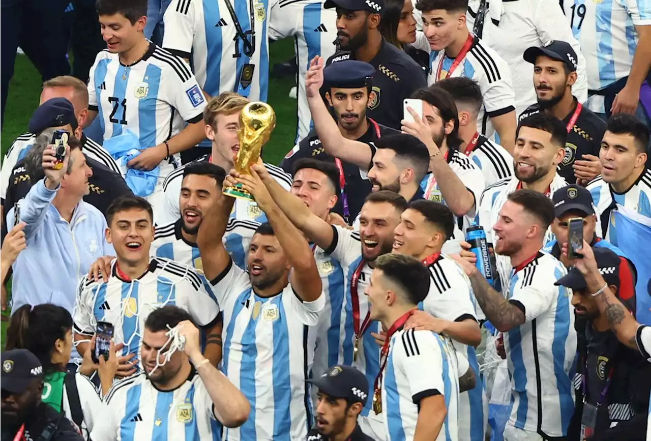 Kun Agüero levantó la Copa del Mundo con la plantilla albiceleste