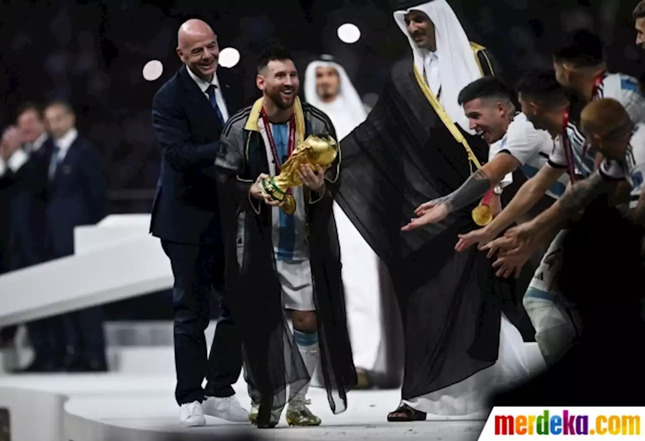 Foto : Messi Angkat Trofi Piala Dunia 2022 | merdeka.com