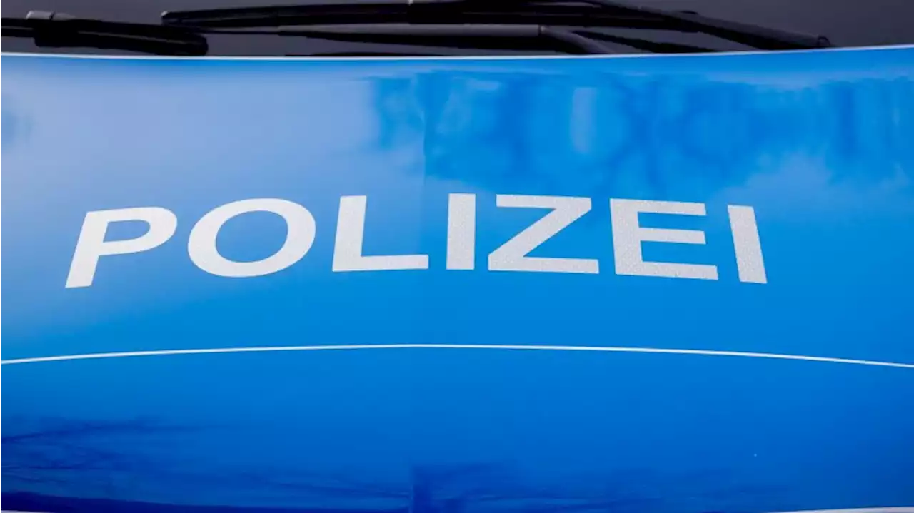 Motorradfahrer ohne Führerschein kollidiert mit Betonbake