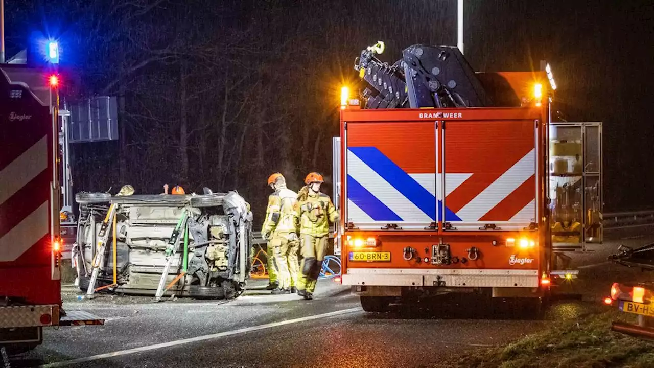 Spekgladde wegen: tientallen ongelukken, Rijkswaterstaat raadt af te gaan rijden