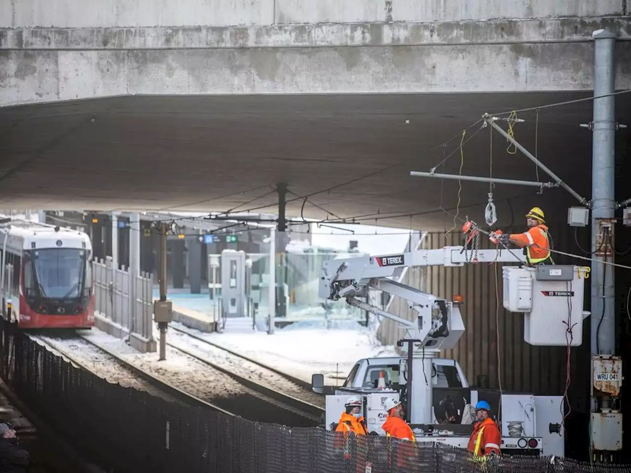 Partial O-Train shutdown after mechanical malfunction of overhead electric cables near Lees Station