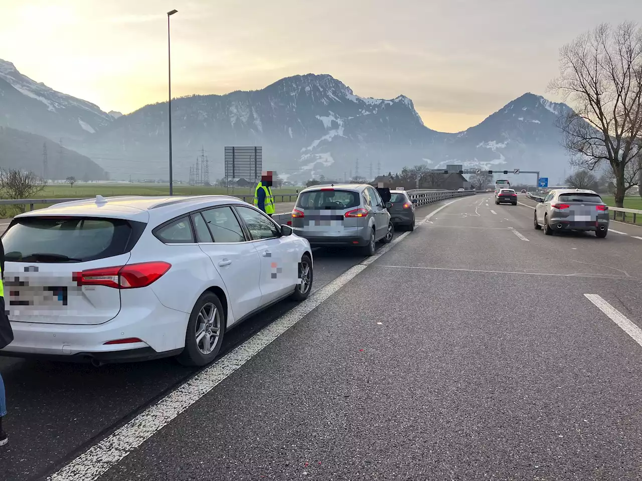 A3 / Ausfahrt Weesen GL: Auffahrkollision mit drei Personenwagen – niemand verletzt