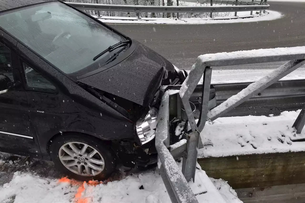 Dardin GR: Autofahrerin (53) rutscht auf glatter Strasse in Leitplanke – zwei Verletzte