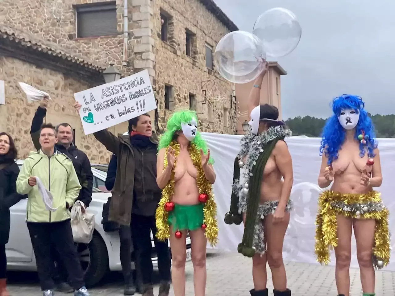 Vecinos y médicos de la Sierra Norte de Madrid se desnudan para denunciar  que 'Ayuso deja