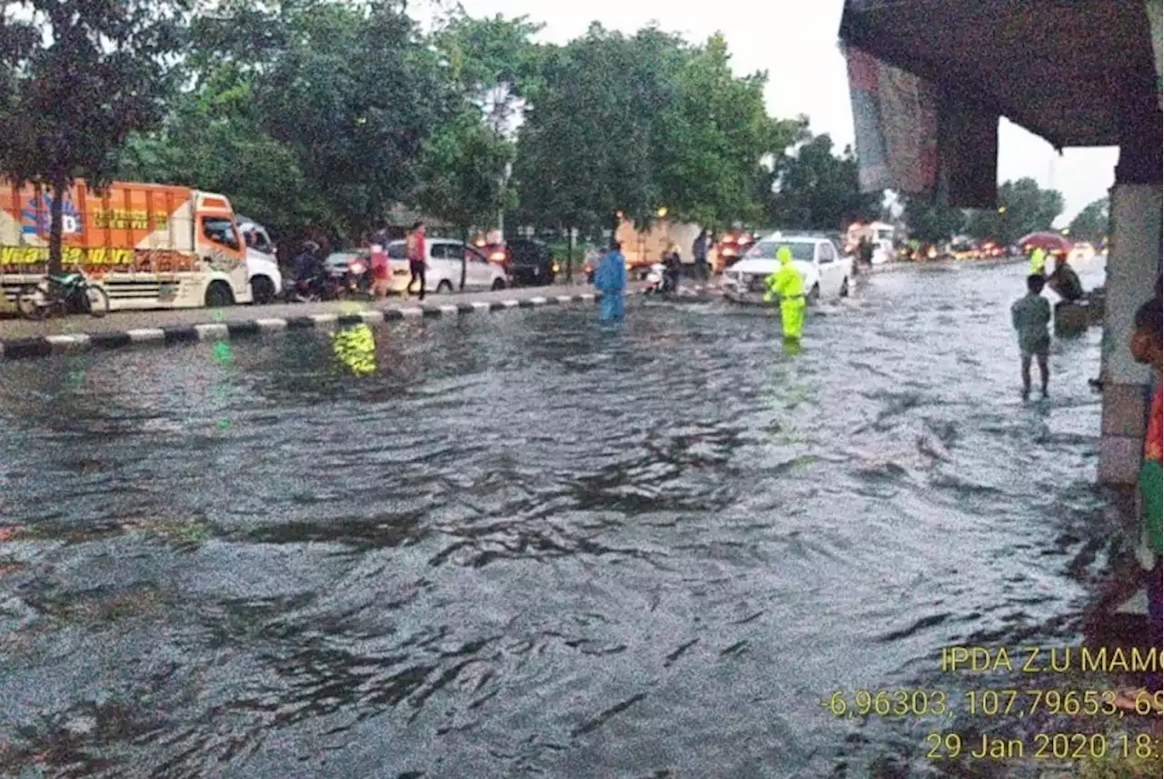 Banjir Disertai Lumpur Terjadi di Permukiman Warga di Sumedang |Republika Online