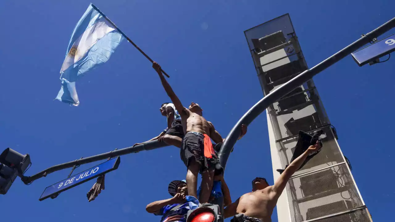 Coupe du monde 2022: la joie des supporters argentins, le silence sur les Champs Elysées