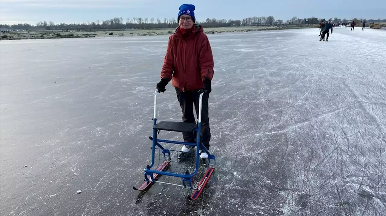 Tiny (76) uit Nieuw-Roden schaatst achter rollator: 'Ik ga niet achter de geraniums zitten'