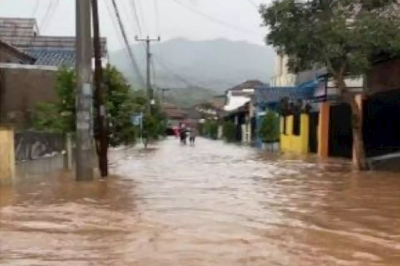 Banjir dan Longsor Terjang Sumedang, 2 Warga Terseret Arus Belum Ditemukan