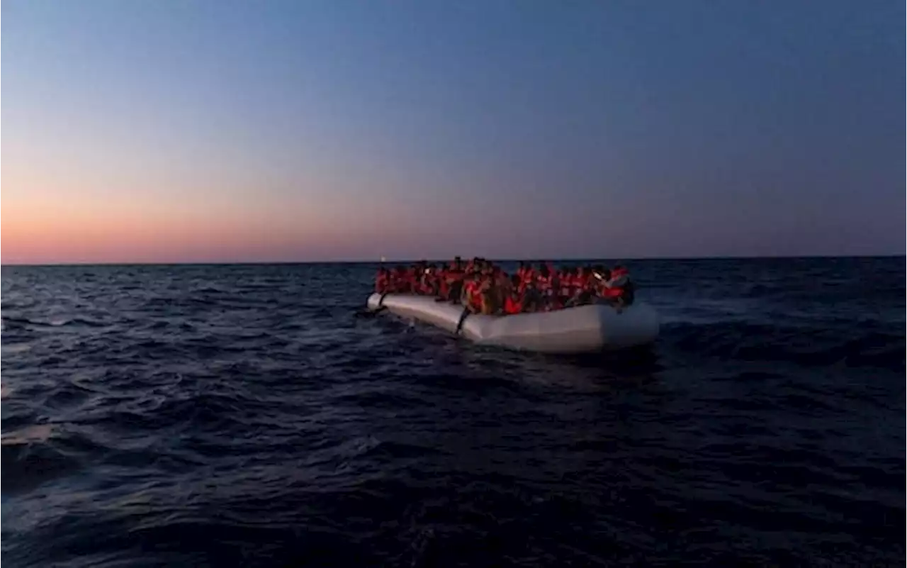 Migranti, trasferite 105 persone dall’hotspot di Lampedusa