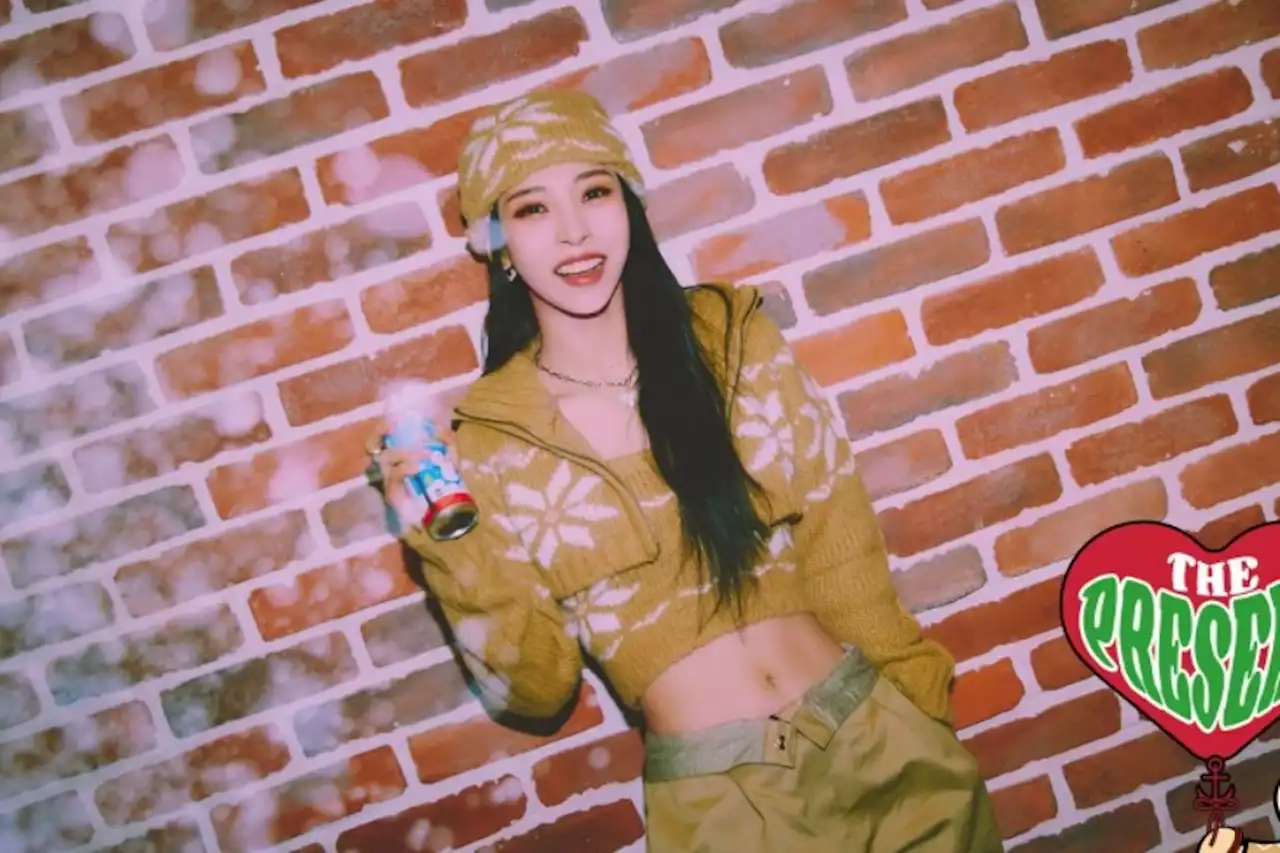 Update: MAMAMOO’s Moonbyul Gets Into The Holiday Spirit In Cute New Teaser For “The Present”