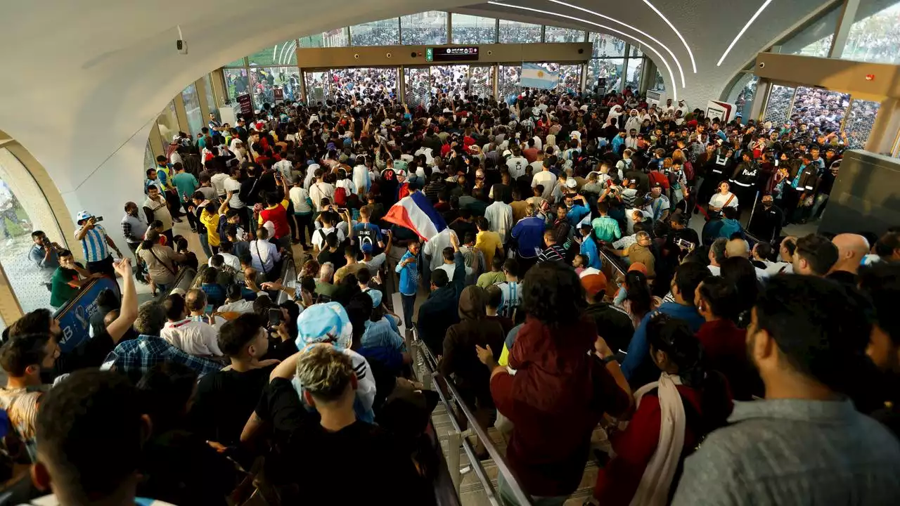 Fußball-WM 2022 in Katar, U-Bahn überlaufen, Probleme für Fans bei der Anreise