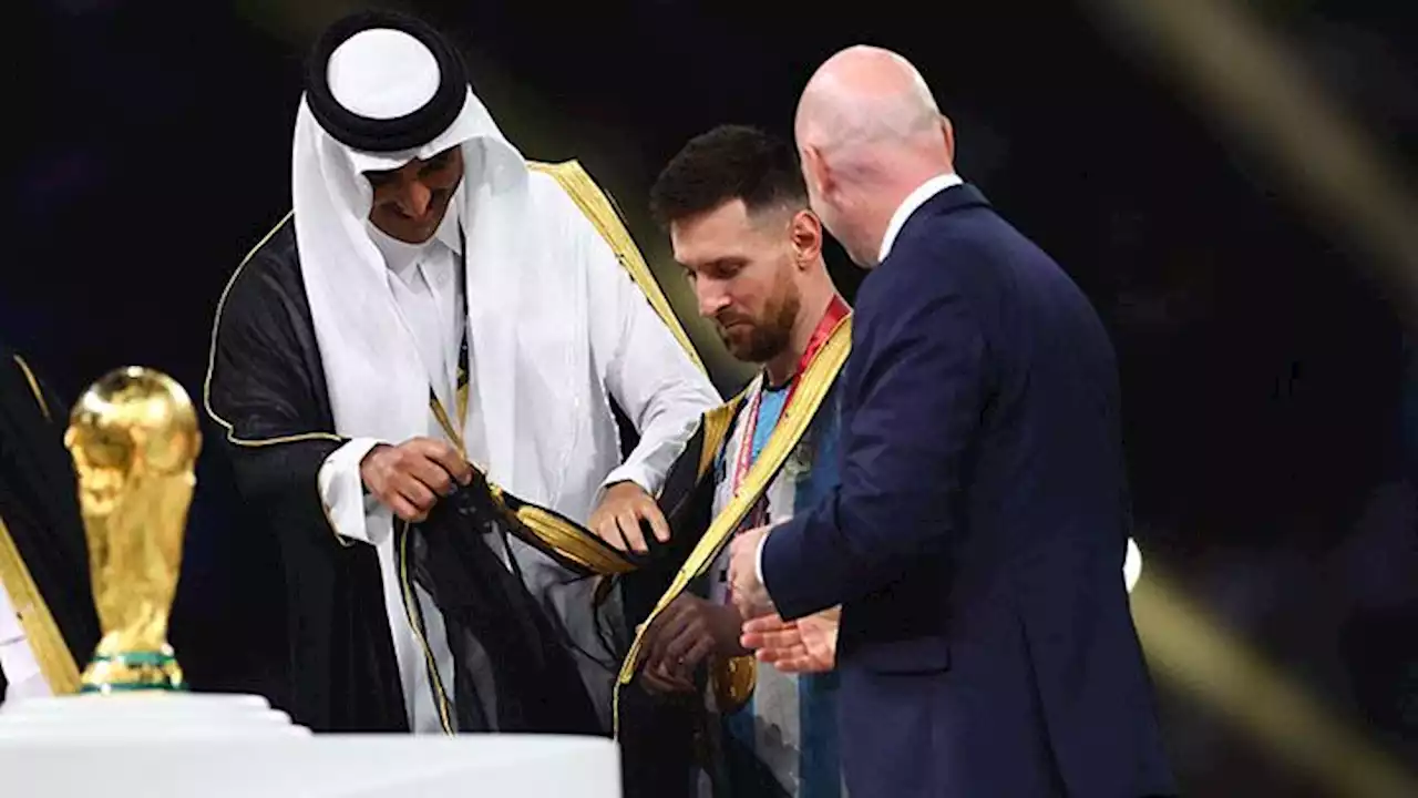 Pemimpin Qatar dan Presiden FIFA Memberikan Lionel Messi Jubah dan Trofi Piala Dunia 2022