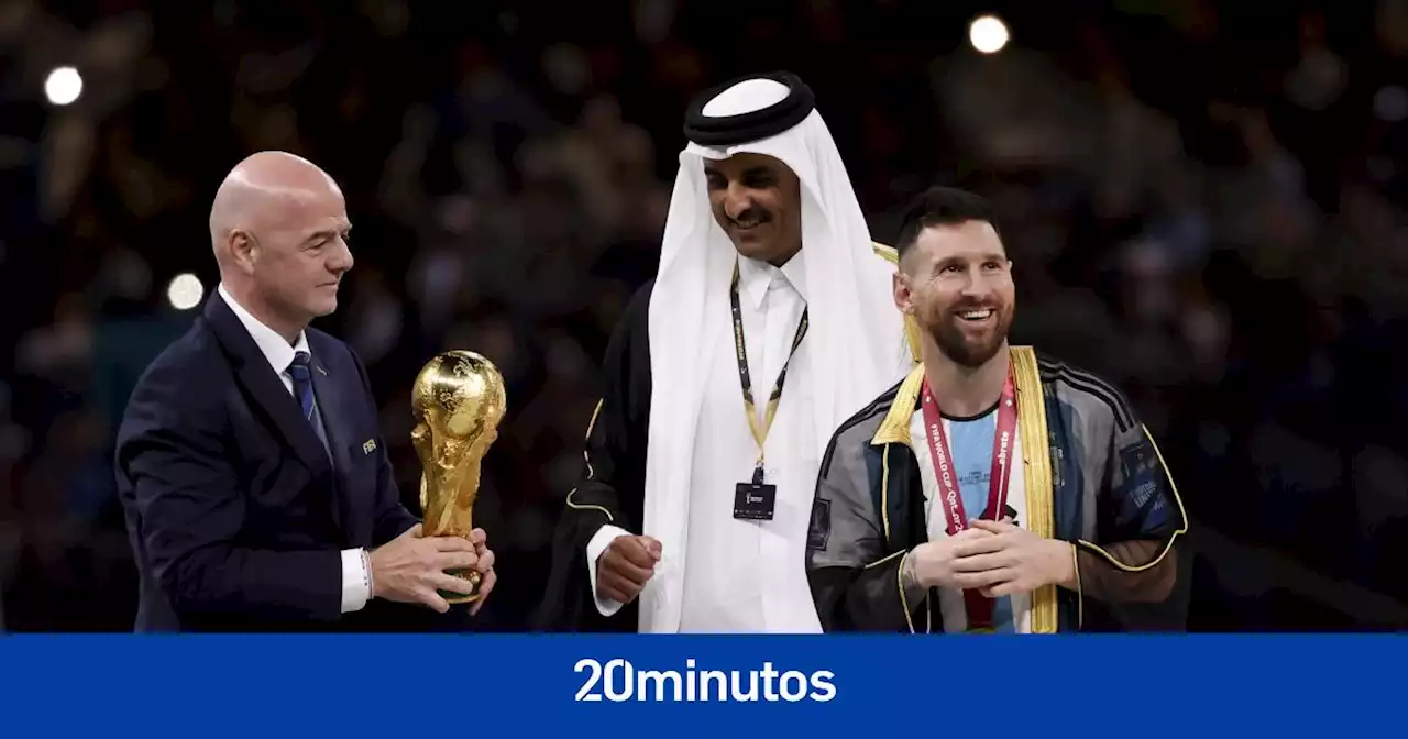 ¿Qué significa la extraña capa que le pusieron a Messi para levantar la Copa en Qatar?