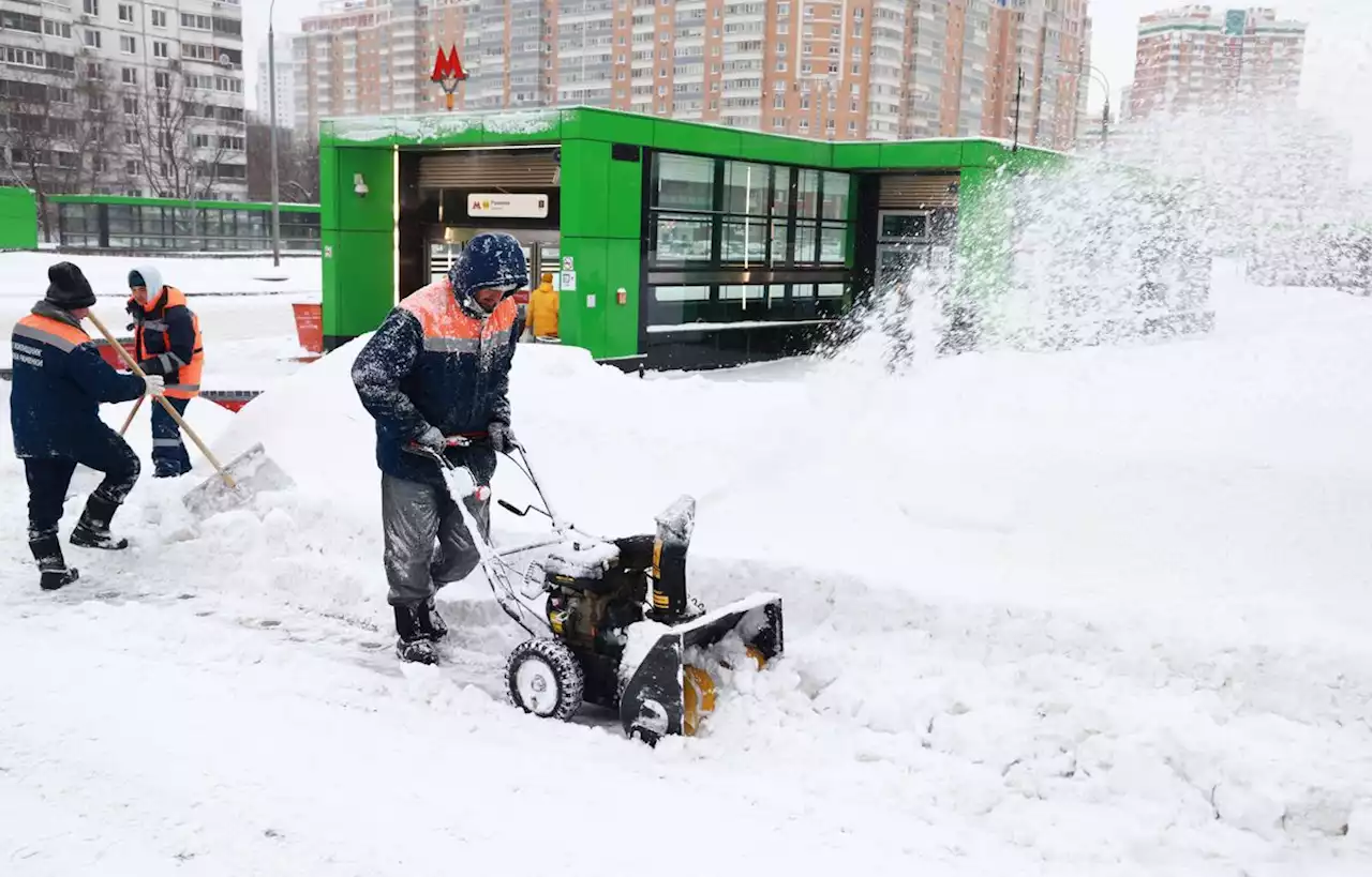 Moscou subit une « apocalypse de neige » avec des congères records