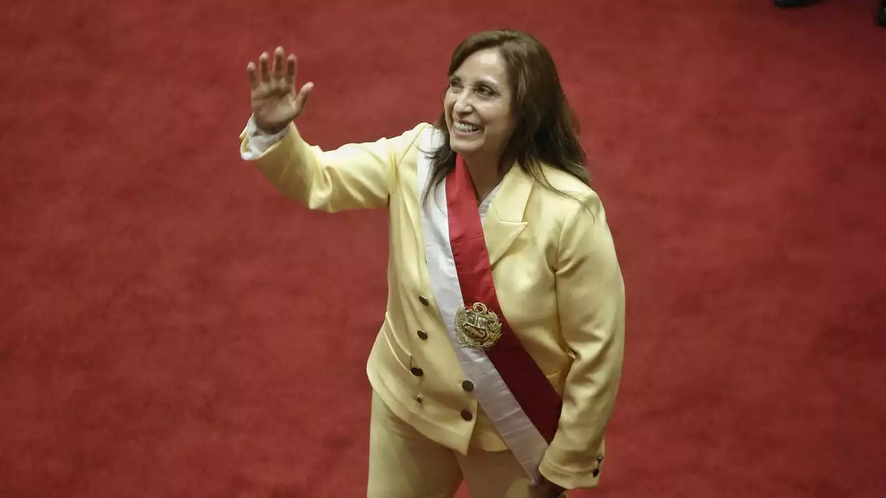 La presidenta de Perú destituye a su primer ministro una semana después de nombrarlo