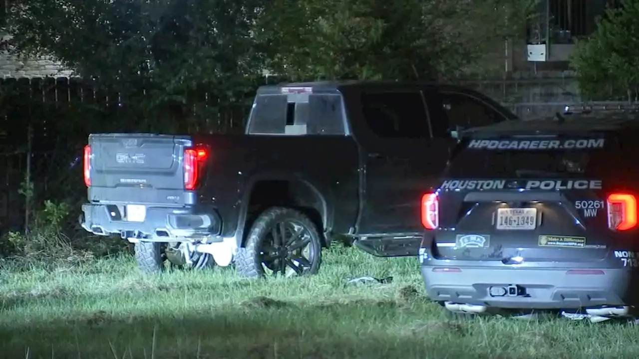 9 possible migrants found in stolen truck after short police chase, HPD says