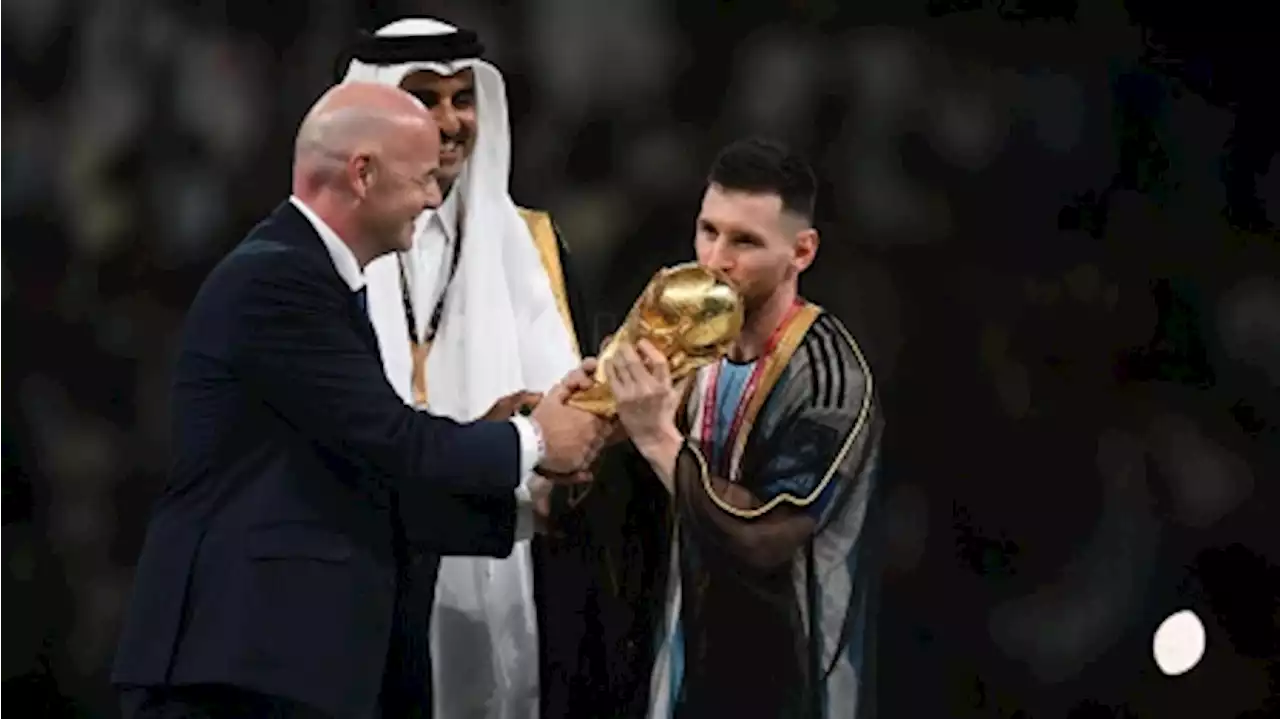 Messi usó el 'bisht', la ropa oficial de Qatar, para levantar la Copa del Mundo