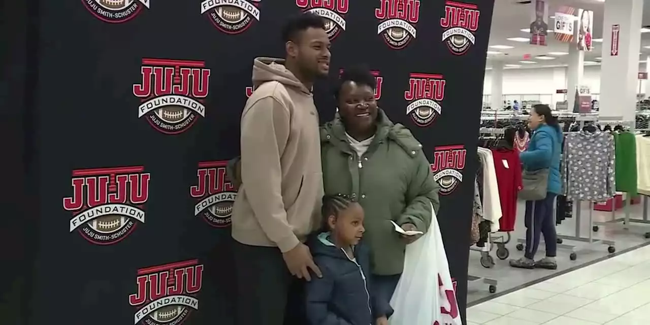 Chiefs’ JuJu Smith-Schuster pays off nearly $10K in layaways for families before Christmas