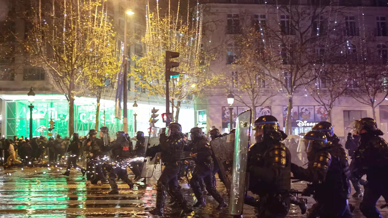 Finale du Mondial: surprise par des supporters, une automobiliste renverse un adolescent près des Champs-Elysées